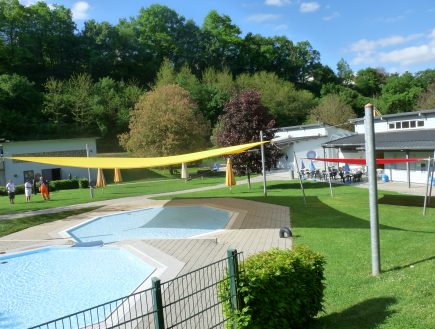 Neues Sonnensegel für Freibad